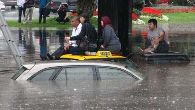 Sel suları, İstanbul&#039;da ulaşımı vurdu