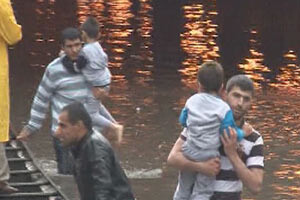 Mahsur kalan çocukları boğulmaktan vatandaş kurtardı