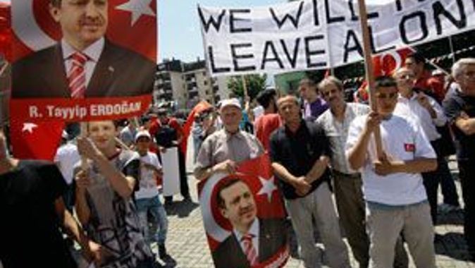 Balkan Türklerinden Erdoğan&#039;a destek gösterisi