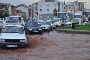Eskişehir&#039;i yağmur vurdu