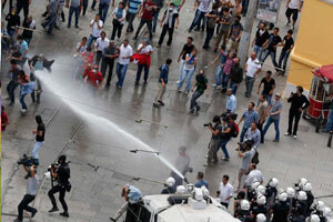 Polis, Taksim&#039;de provokatörlere göz açtırmıyor