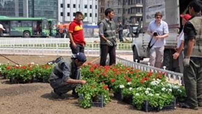 Gezi Parkı&#039;na şuan 152 bin çiçek dikiliyor