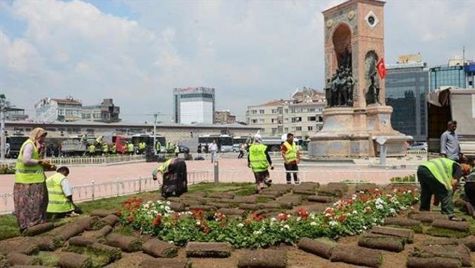 Gerçek çevreciler Taksim&#039;e ağaç ve çiçek dikiyor