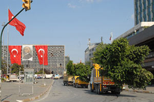 Taksim&#039;e 20 yeni yetişkin ağaç dikiliyor