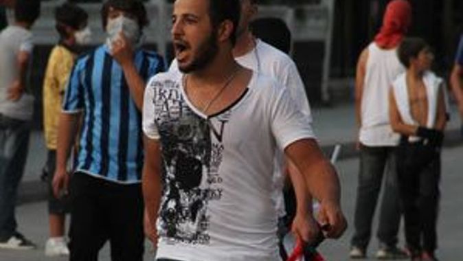 &#039;Gezi&#039; eylemcisi, polise bıçak çekti