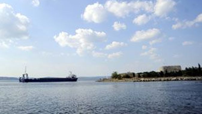Çanakkale&#039;de yük gemisi karaya oturdu