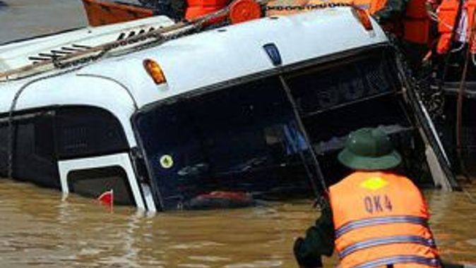 Otobüs nehre yuvarlandı, 30 ölü