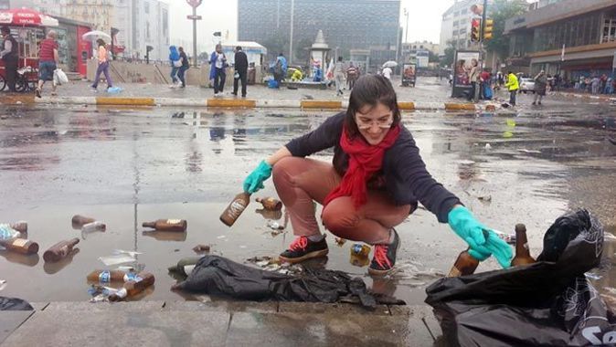 Göstericiler Taksim&#039;i temizliyor