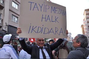 CHP&#039;li siyasetçiden &#039;Tayyip mezara, halk iktidara&#039; pankartı
