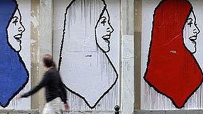 Fransa, ırkçılık mağduru başörtülü kadınlara sahip çıktı