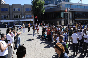Polis Gezi Parkı&#039;na girmek isteyen eylemcilere izin vermedi