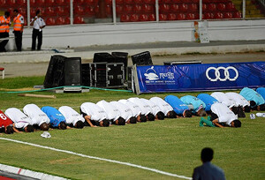 Libyalı futbolculardan maç öncesi sahada namaz