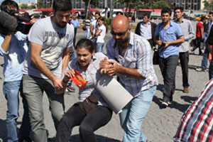 Taksim&#039;de pankart açan gruba müdahale