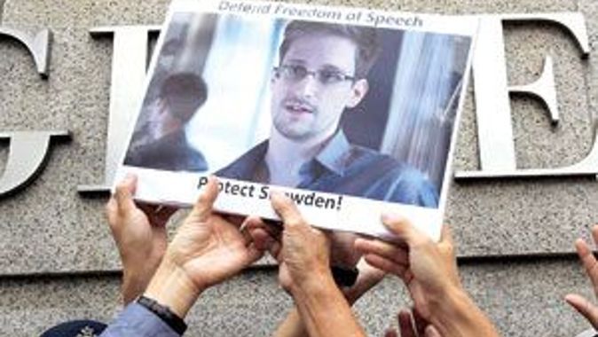 Edward Snowden Havana&#039;ya uçtu, ABD sıkı takipte