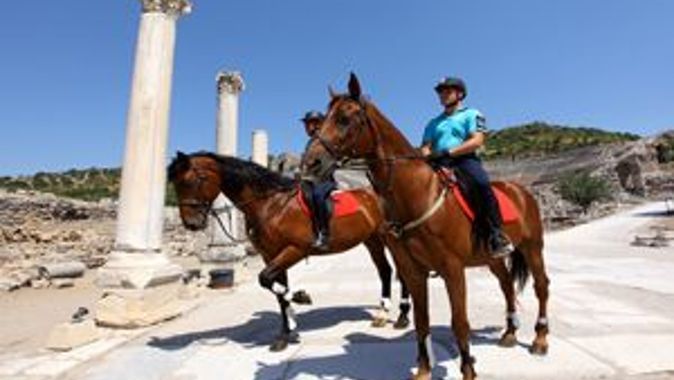 Efes&#039;te asayişi Atlı Jandarma Timi sağlıyor
