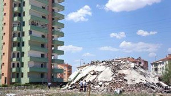Ankara&#039;da 10 katlı bina çöktü