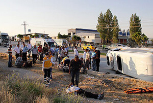Ankara&#039;da temizlik işçilerini taşıyan minibüs tırla çarpıştı