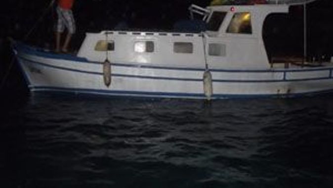 Karaya oturan teknede mahsur kalanlar kurtarıldı