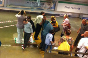 Taksim metrosunda sular çekildi, seferler normale döndü