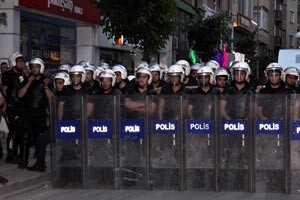 Polisten göstericilere, &#039;Vatan sana canım feda&#039; tepkisi