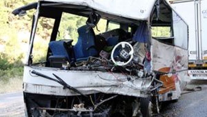 Antalya&#039;daki trafik kazasında 2 kişi öldü, 24 öğrenci yaralı