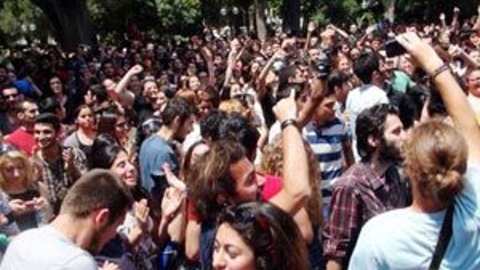 İzmir&#039;de öğrenciler gösterilere destek için rektörlüğü bastı