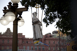 Kristof Kolomb&#039;un heykelini söktüler
