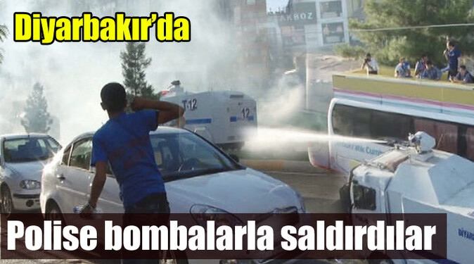 Diyarbakır&#039;da polise bombalarla saldırdılar