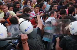 Gezi eylemcileri Mersin&#039;de polise saldırdı, 17 yaralı