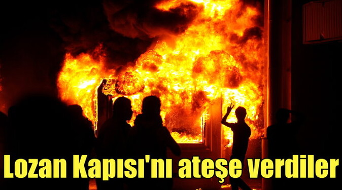 İzmir&#039;de Lozan Kapısı&#039;nı ateşe verdiler