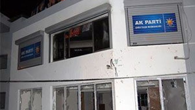 İzmir&#039;de göstericiler AK Parti binasına saldırdı