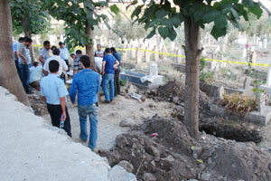 Cizre&#039;de elbiseleriyle gömülmüş üç ceset bulundu