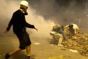 Gezi Parkı eylemcileri Beşiktaş&#039;ta polise saldırdı