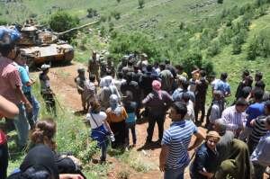 PKK taciz ateşi açınca, vatandaşlar askere kalkan oldu