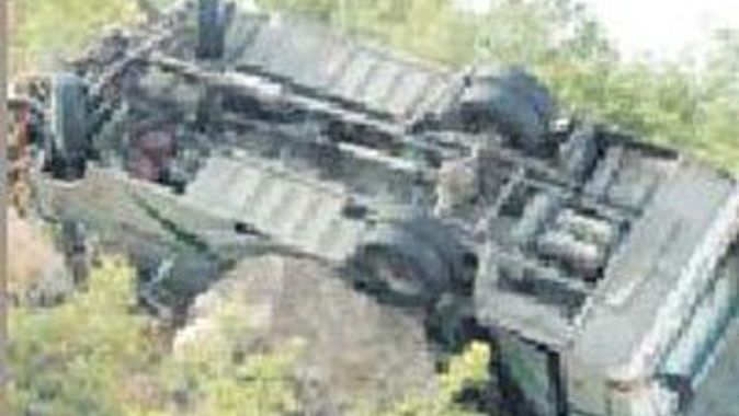 Filipinler&#039;de minibüs dağdan uçtu, 12 ölü