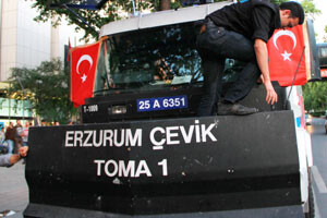 Kızılay&#039;da TOMA&#039;lar Türk bayrakları ile çevrildi