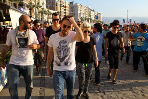 Sanatçılar İzmir&#039;deki eylemcileri ziyaret etti