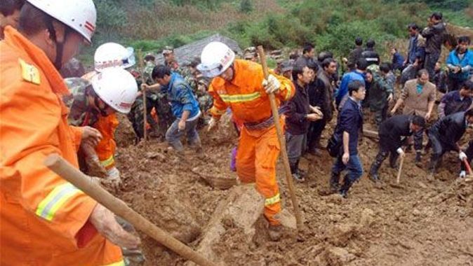 Çin&#039;de toprak kayması 2 ölü