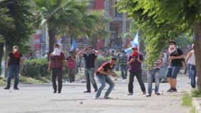 Antakya&#039;da Gezi Parkı eylemi. 1 polis yaralı 