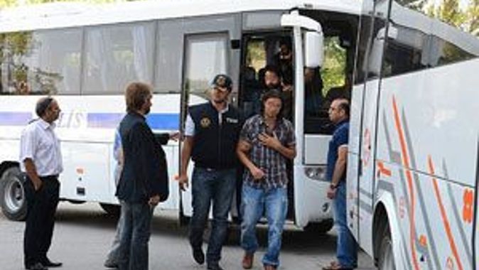 Taksim&#039;de izinsiz gösteri yapan 49 kişi adliyede