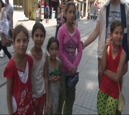 Suriyeli çocuklar, Taksim&#039;de dileniyor