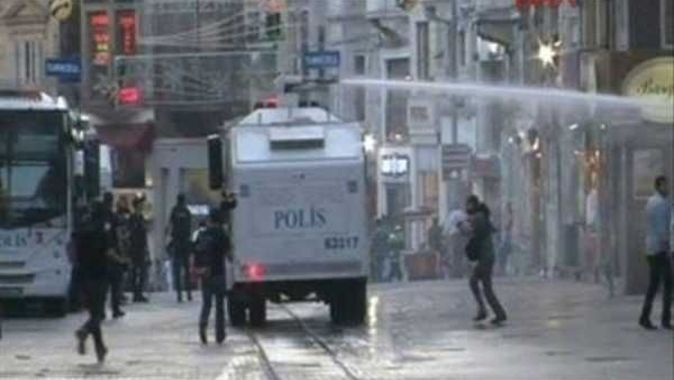 Taksim&#039;de dağılmayan gruba polis müdahale etti