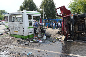 Rusya&#039;da kamyon otobüsü biçti, 18 yolcu öldü