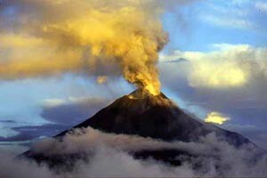 Tungurahua yanardağı lav püskürttü, 200 kişi tahliye edildi