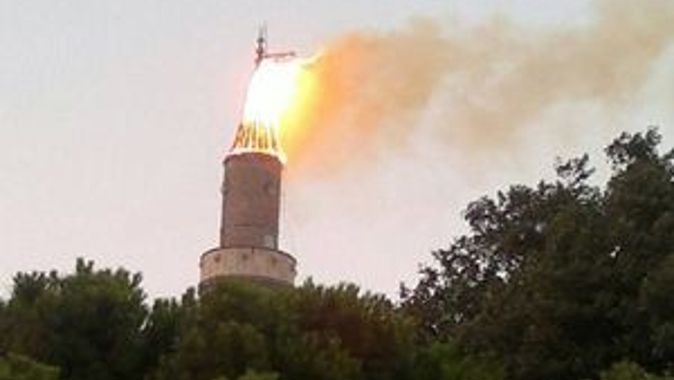 Cami minaresinde çıkan yangın korkuttu