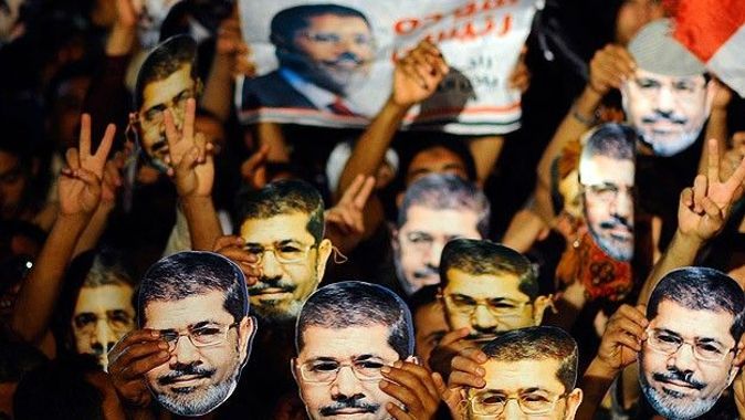 Mursi&#039;nin muhalifleri darbeye karşı tavır alıyor