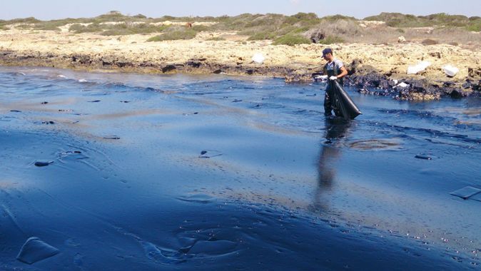 Kıbrıs&#039;ta denize sızan petrole karşı önlemler alınıyor