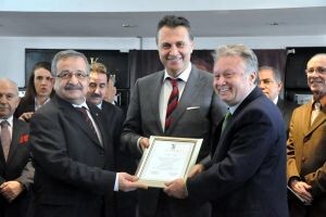 Beşiktaş&#039;ta Divan Başkanlık Kurulu üyeleri, mazbatalarını aldı