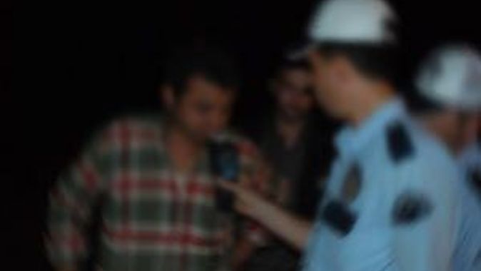 Alkolmetreyi üflemeyen sarhoş CHP&#039;li kendisini arabaya kilitledi
