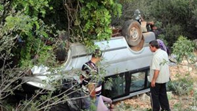 Mersin&#039;de minibüs devrildi, 16 yaralı